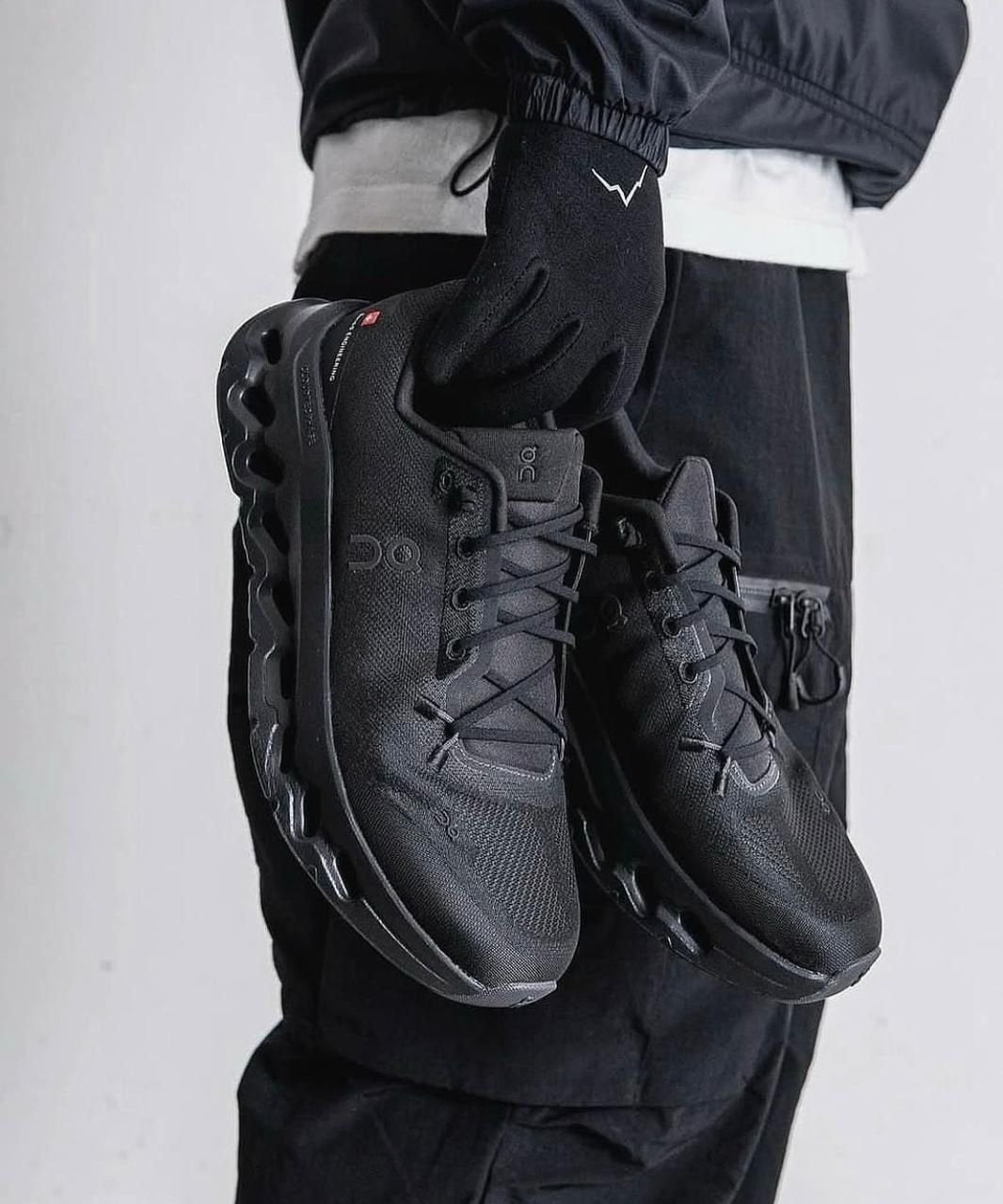 ON Cloudtilt trainers Full Black